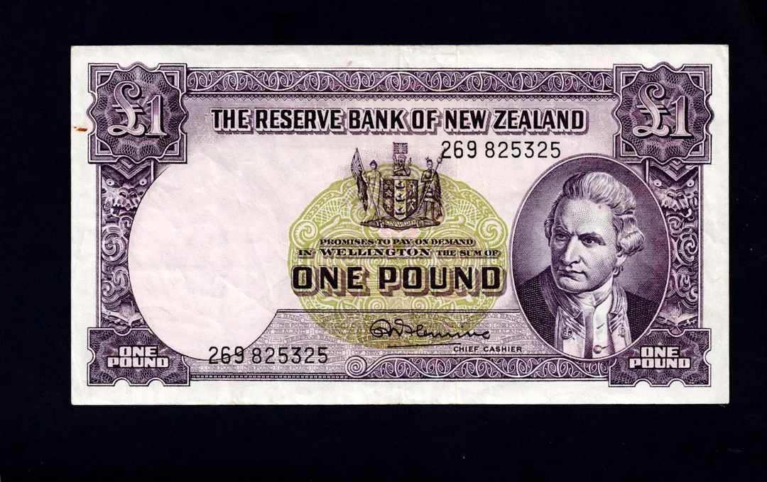 Lot 42 — Reserve Bank of New Zealand One Pound Captain Cook Banknote